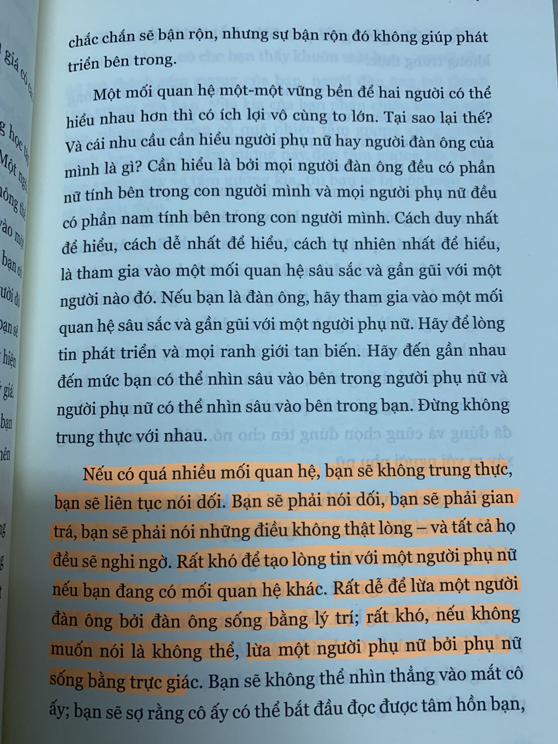 / Đây là quyển sách đầu tiên của Osho mà mình đọc cũng khá là thú vị. Ko chỉ có ng đàn ông nào là ng đàn ông và ko có ng đàn bà nào chỉ là ng đàn bà. Mỗi ng đàn ông đều là cả đàn ông và đàn bà, và mỗi ng đàn bà cũng vậy.
Mình thích cách Osho thẳng thắn chia sẻ quan điểm ko dong dài nhưng rất sâu sắc. Mỗi mẫu truyện ngắn cũng tinh tế và hài hước.
Đặt vào 29tết tiki giao hàng nhanh