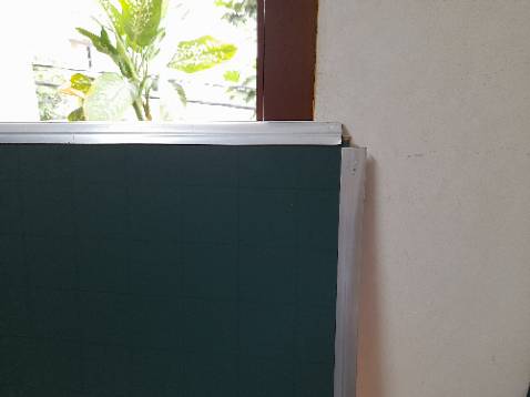 Bảng bị bể bong góc chắc do vận chuyển bị rớt. Người mua hàng phải mua keo dán tạm lại để sử dụng. Nhìn tấm bảng hiện tại không đẹp, nhưng sử dụng vẫn được.