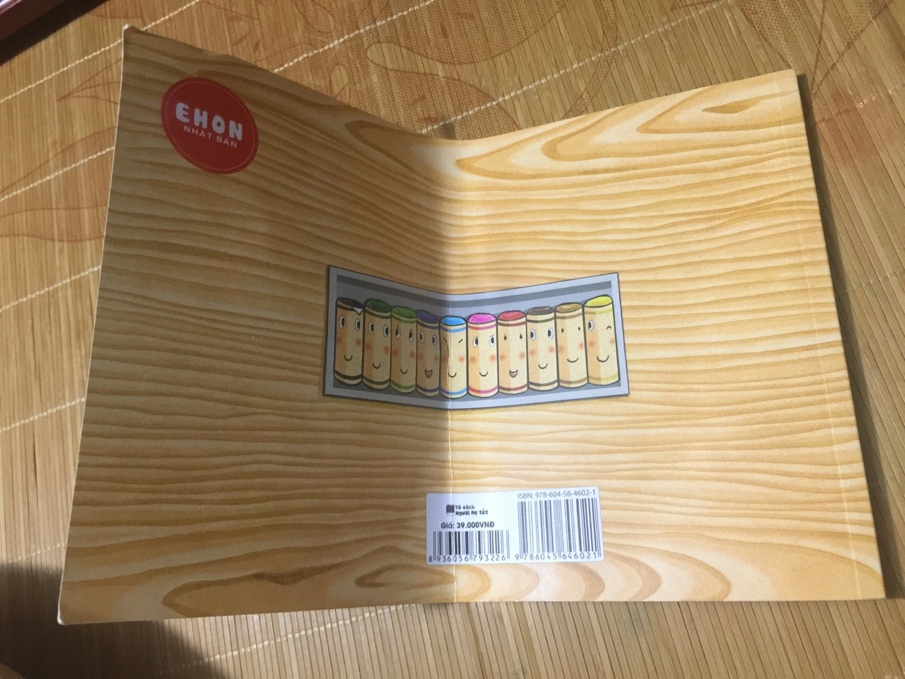 Truyện rất ý nghĩa, dễ hiểu, phù hợp cho bé từ 4 tuổi. Tuy nhiên kho hàng làm việc tắc trách, bọc quyển sách mà gập đôi lại nhét vào một cái hộp nhỏ, sách nhà mình đọc cả tỉ lần cũng không bao giờ để bị quăn mép hay gấp sách như thế. Bé nhà mình rất thất vọng.