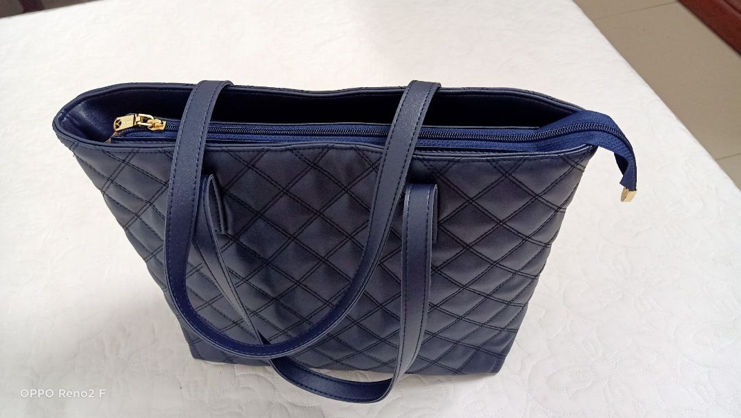 Túi đẹp tuyệt vời luôn, ưng cái bụng, nhẹ cứng cáp, mềm vừa phải, rộng rãi đựng đồ thoải mái, giá cả cũng phải chăng, không bị mắc quá🥰