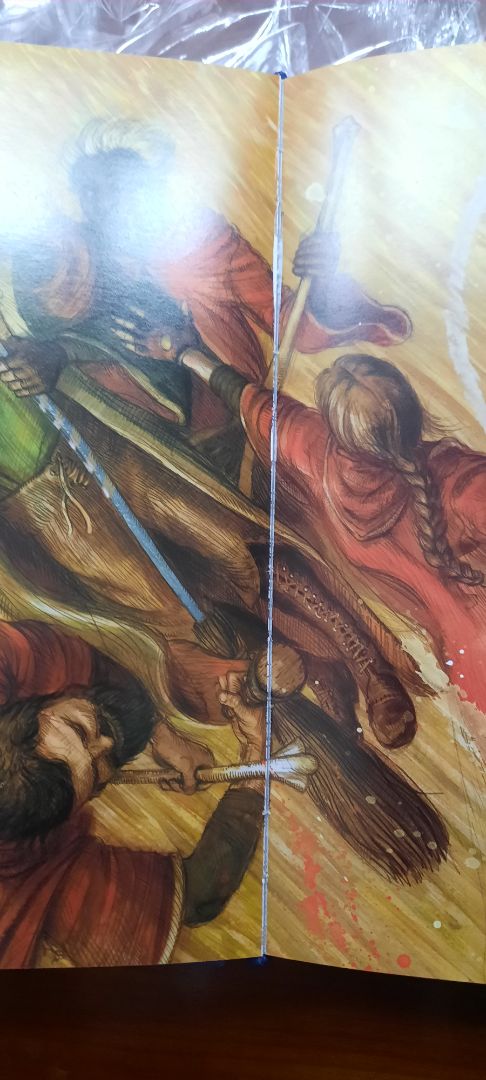 Mình mua hai tập 3 và 4, nhận hàng ngày hôm nay, bên ngoài bìa cứng và bìa rời có dấu hiệu quăn móp, biến dạng, phía mặt trên sách có vết lạ như trong hình, bên trong còn có cảm giác như sắp long ra như trong ảnh chụp. Mình mong tiki có thể xem xét cho mình được đổi sách.