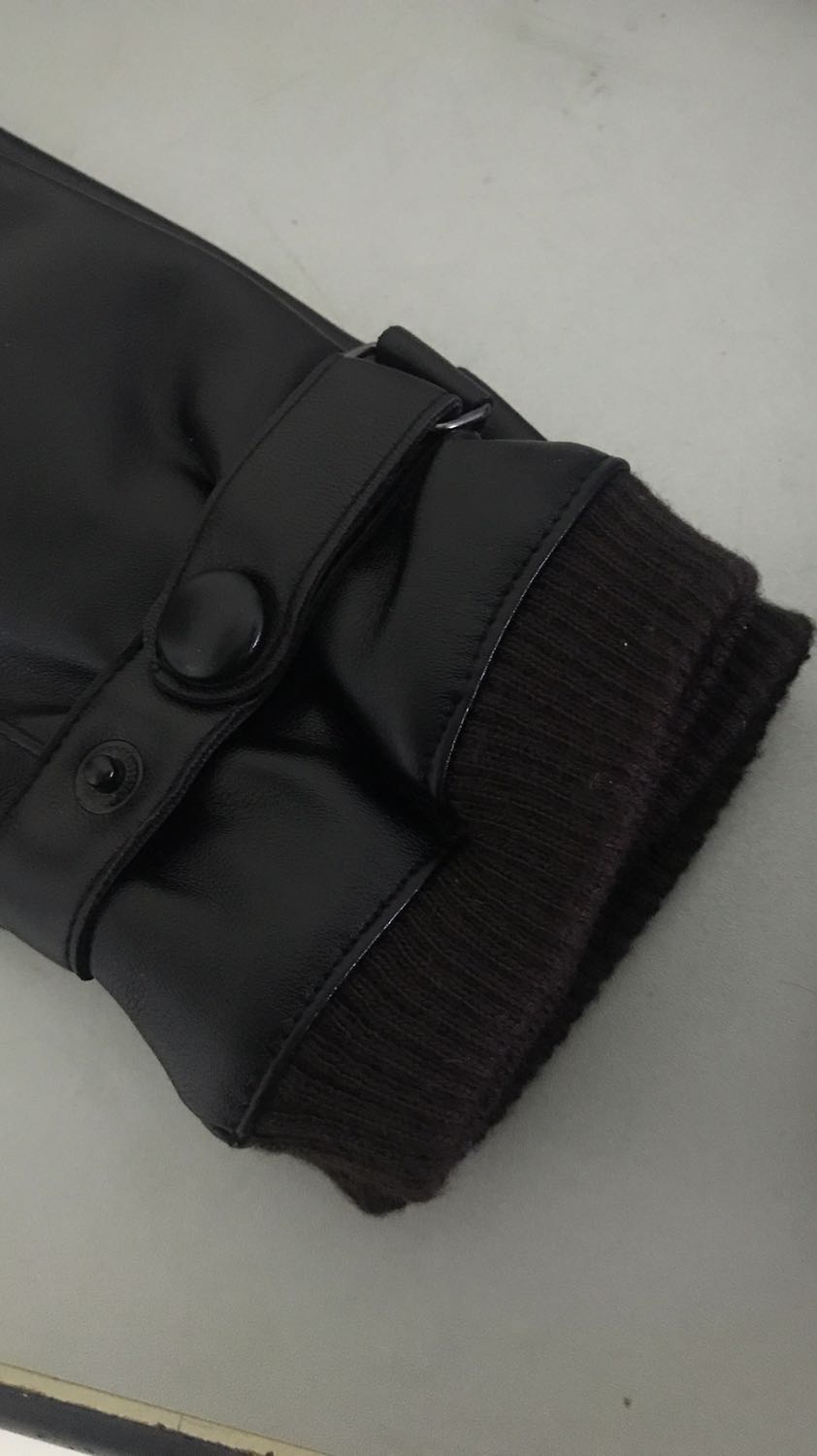 Găng tay da xịn, chất da tốt, mềm mại dễ chịu, bên trong lót lông kỹ càng đeo rất thoải mái và dễ chịu. Đường chỉ may chắc chắn. Hàng tốt đáng đồng tiền.