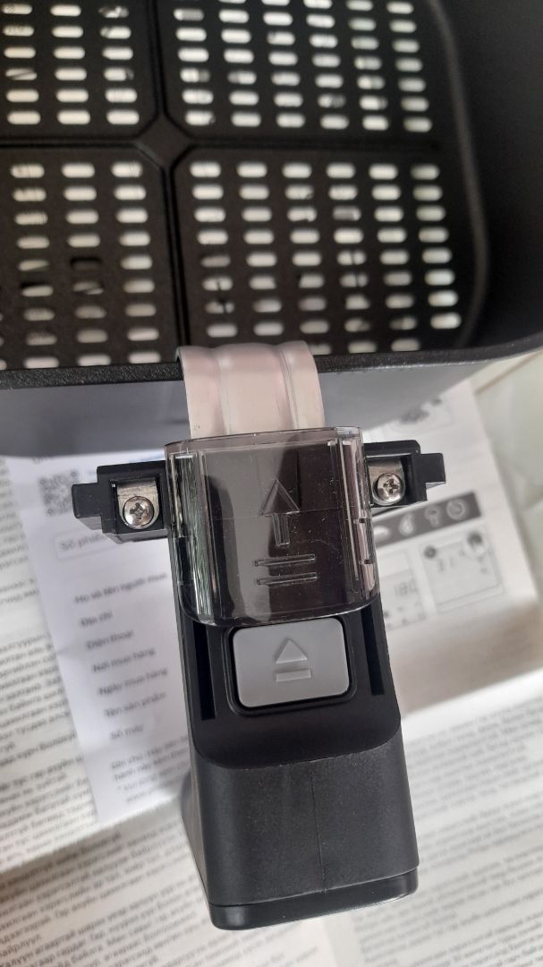 Giao hàng của tiki trading rất nhanh nhẹn, gói cẩn thận, hàng ko bị hỏng hóc trong vận chuyển, sản phẩm đã *** rất ổn, nồi to, cảm ứng dễ sử dụng.  nướng thử khoai lang ăn rất ngon. hehe. :) bảo hàng không biết đăng ký online, vô trang thêm sản phẩm rồi không biết có đúng không. có cái khóa ấn hơi cứng, nắp đậy khóa chỗ nhấn nút nó lỏng lẻo sao á, xài thời gian chắc nó rớt ra luôn quá.