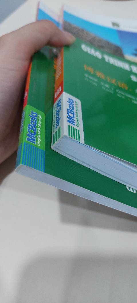 Sách đóng gói siêu kĩ càng, giao hàng rất nhanh luôn. Ngoài ra thì sách mà sách gửi đi siêu siêu mới, đầu sách không bị méo mó một chút nào cả, đó là điều mà hiếm khi mình mua sách online mà được như thế í, nói chung là 100 đỉm nha shop, sẽ ủng hộ tiếp nữa, trên chặng đường học tiếng Trung này của mình kkk. Mong shop cứ tiếp tục giữ mãi phong độ như thế nhó 😘 mãi iu