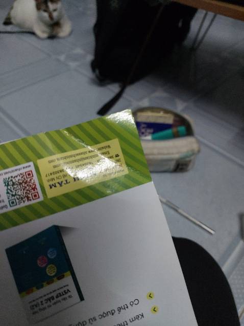 Thật sự không hiểu bộ phận gói hàng của nhà sách bị gì mà gói ẩu kinh khủng. Sách về tay cong, gấp nếp như thế này. Vầy rồi ai dám mua để tặng nữa, 1 cuốn đâu có rẻ đâu mà ẩu kinh khủng