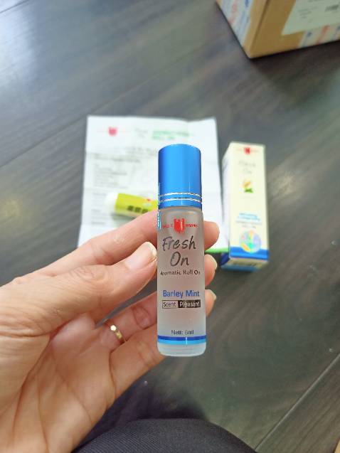 Cảm ơn shop giao hàng cực nhanh, dầu đúng hàng chính hãng rất thơm , mùi thơm dễ chịu , xoa lên trán mát rượi hương thơm lâu , dễ chịu giảm bớt đau đầu , sẽ mua thêm vài chai để dành