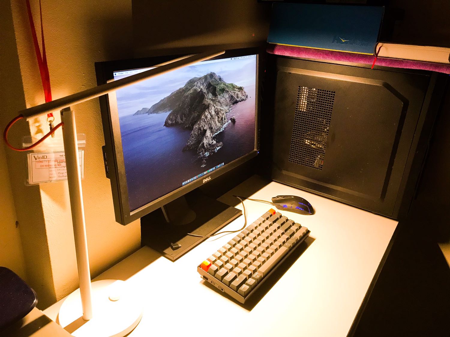 Đóng gói cẩn thận, hộp không bị móp méo. Thiết kế đèn gọn gàng, thanh lịch. Đèn có thể điều chỉnh được nhiệt độ màu, remote từ xa rất tiện. Chỉ có điều là nếu bóng đèn cháy thì có bóng rời để thay không?