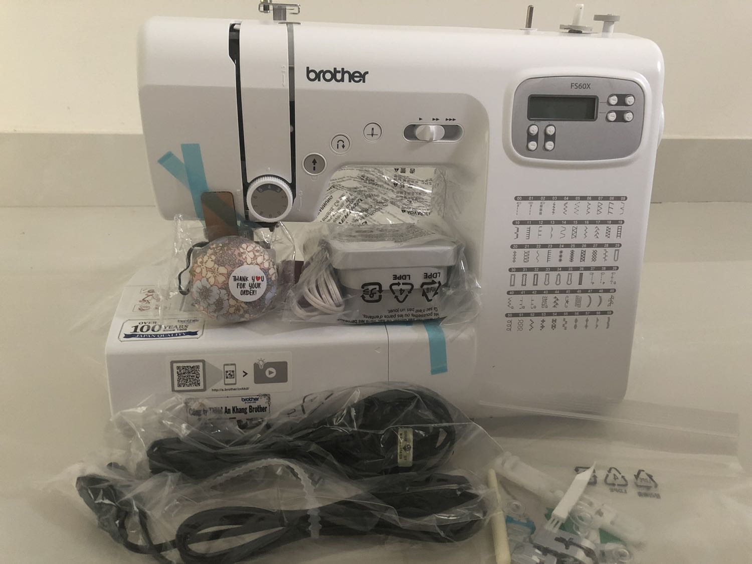 Máy mới nguyên seal nguyên kiện, shop giao đủ đồ đạc đi kèm. Máy về tay xịn xò lắm mọi người, máy nặng, chắc chắn. có giấy bảo hành đầy đủ. Mình chưa setup máy để may thử nên ko biết máy có ồn lắm ko. Nói chung nhận máy thấy ưng ý, thấy okie mọi người ạ.