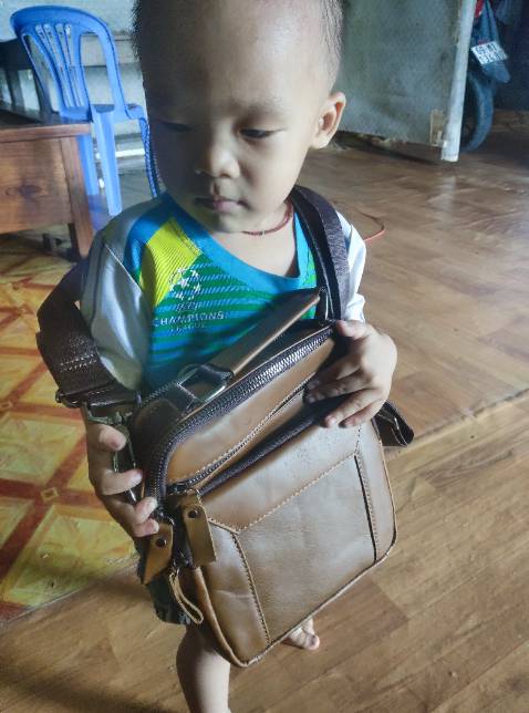 Đẹp nhưng không vừa cái iPad... Tiếc quá... Phải vừa cái iPad thì đẹp... Do lúc mua ko để ý kích thước