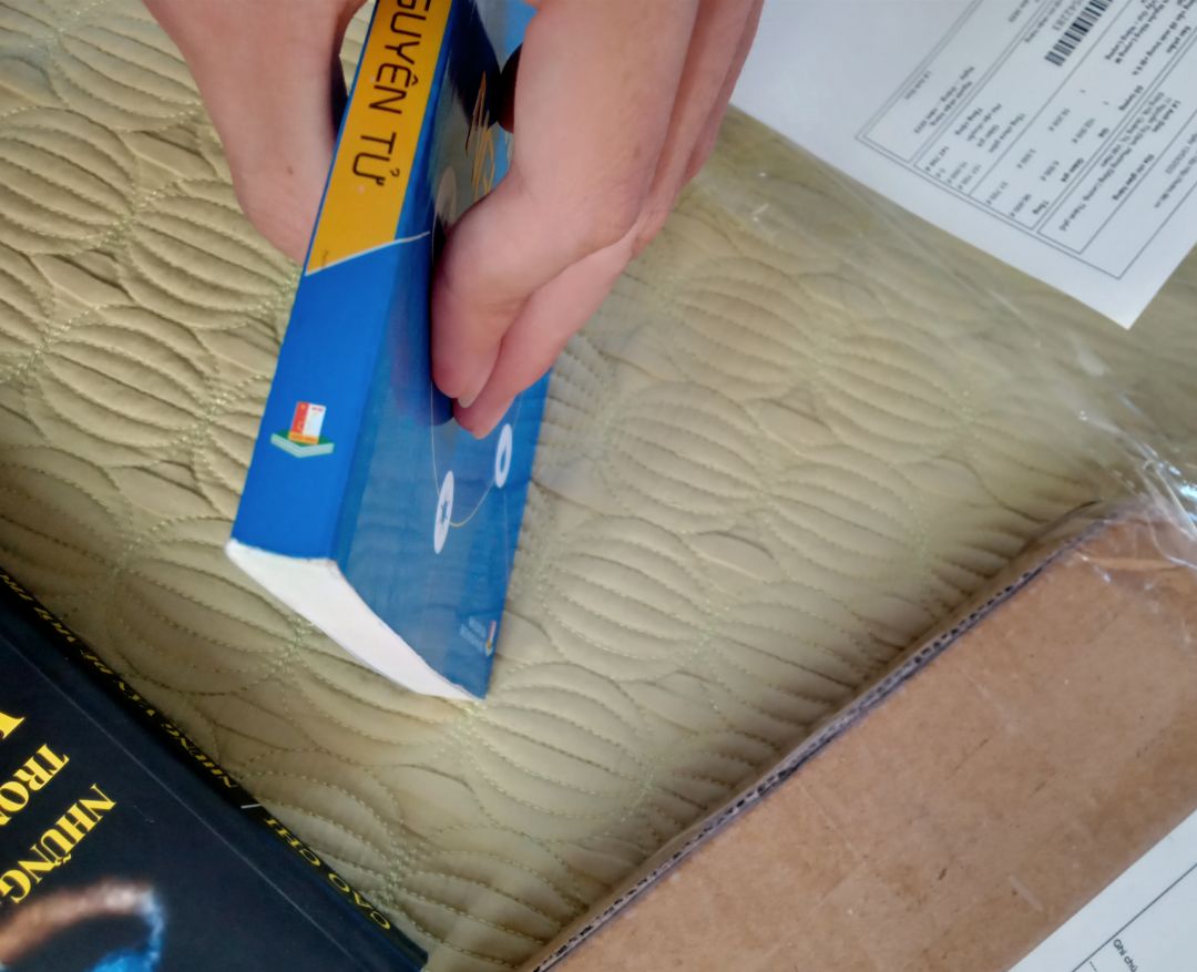 Sách đẹp, nhưng mà các cạnh bìa bị gập và gáy có vẻ cũ. Nội dung giáo khoa. J&T giao hàng trễ 1 ngày