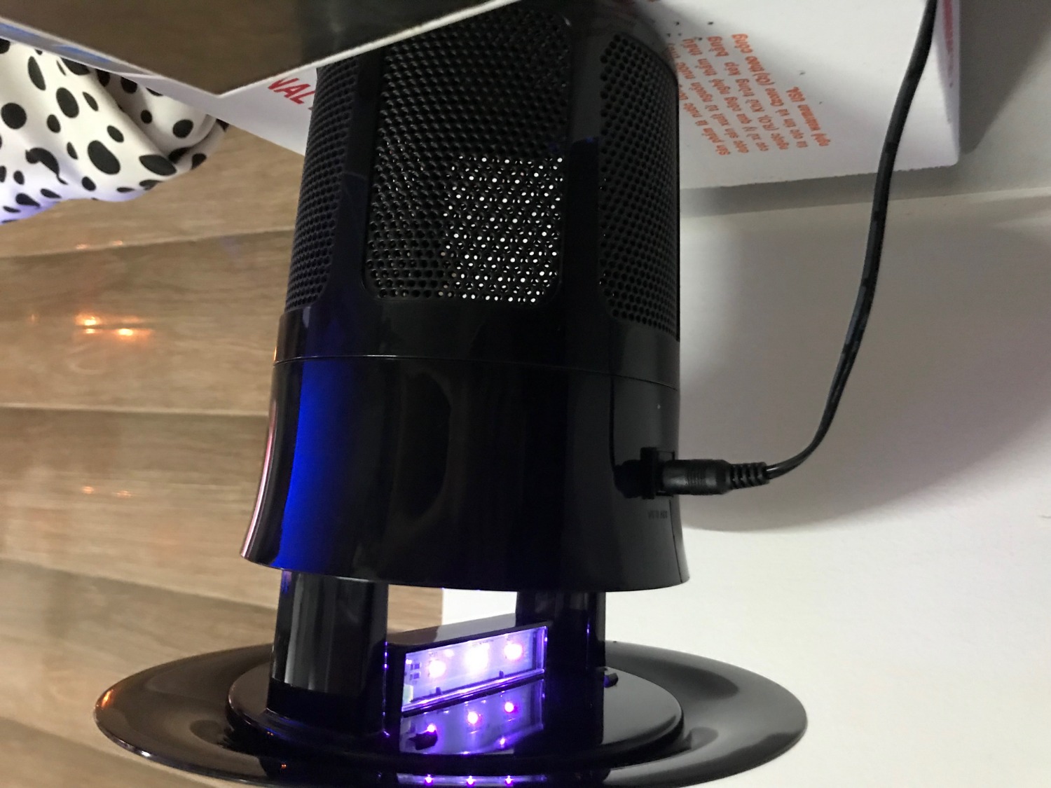 Về cơ bản máy hoạt động nhờ đèn thu hút côn trùng dùng quạt hút chúng vào và không cho côn trùng thoát cho đến khi chúng chết.
Bất lợi: 
Máy chỉ hoạt động tốt trong môi trường tối, ít ánh sáng, nhưng ánh sáng đèn của máy khá sáng, nếu để phòng ngủ sẽ rất khó chịu.
Máy thu hút muỗi bằng ánh đèn nên khá may rủi, tức là muỗi phải bay gần nguồn sáng từ đèn mới bị thu hút  phải để một thời gian dài mới thấy hiệu quả rõ rệt. 
Ban ngày máy chạy hầu như không có tác dụng gì.