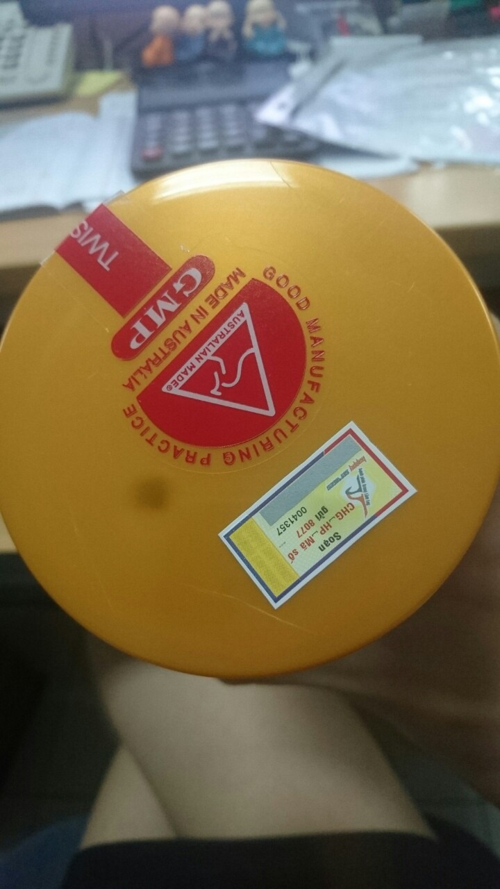 Vừa mới khui, thấy hàng có tem chống hàng giả, HSD 2022, nhưng ở ngoài viên sữa ong chúa có màu loang lỗ không đều, chỗ trắng chỗ nâu nâu. Cũng sợ nên hỏi người quen đã dùng thì nói rằng sữa ong chúa do tác động môi trường sẽ đổi màu là hàng thật dùng không sao cả, nên yên tâm sử dụng. Khi nào dùng hết hũ sẽ đánh giá tiếp.