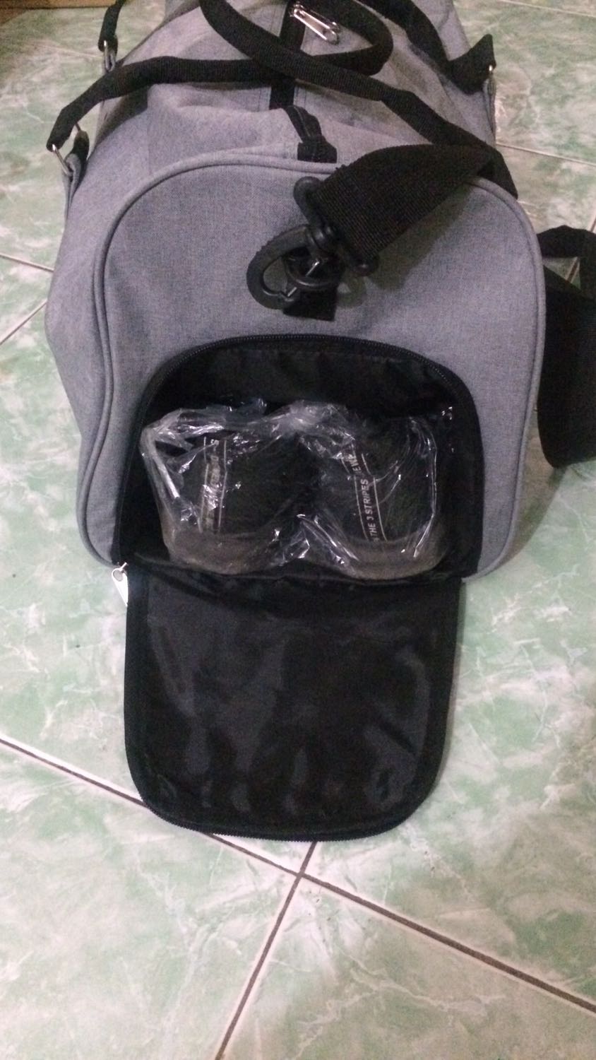 Đường may chắc, túi để giày cỡ 42 vừa, móc bằng nhựa nhưng khá chắc. Tóm lại mọi thứ trị giá hơn 90k khá là nhiều. Mong các bạn mua hàng gì chịu khó chụp ảnh và gửi phản hồi để mọi người đều mua đc đồ tốt ?