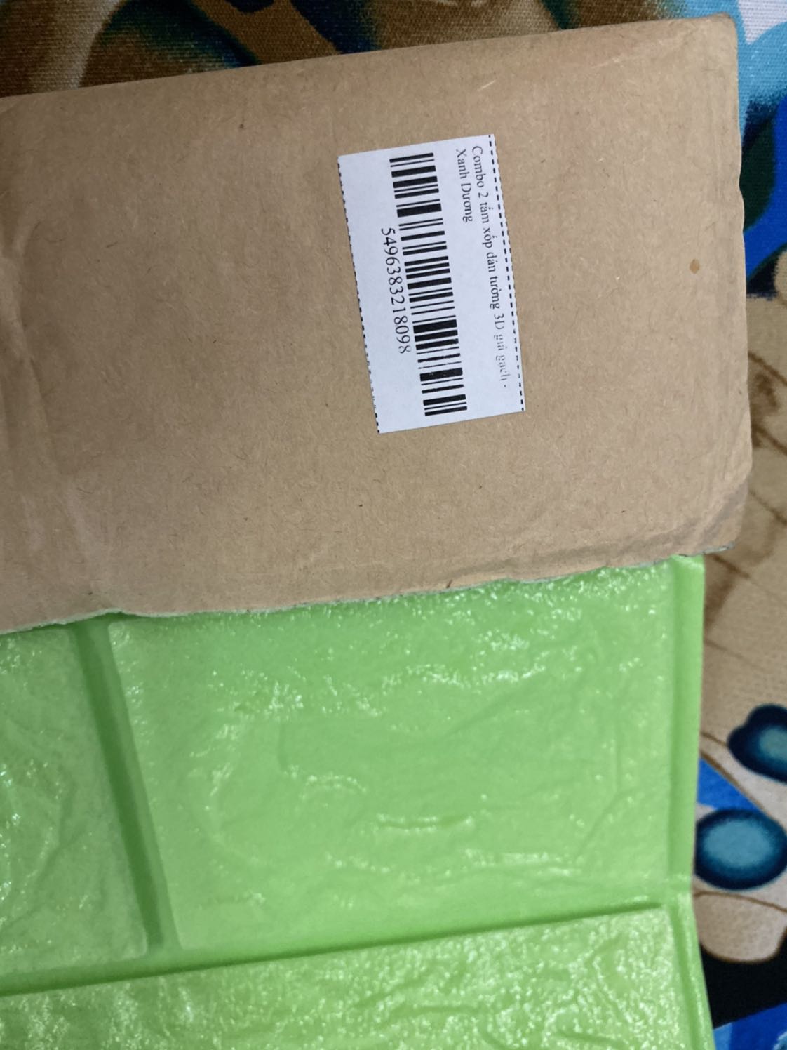 Đặt mua cb 2 tấm xanh dương, ngay cả trên cái mã vạch còn ghi là "combo 2 tấm xốp xanh dương" vậy mà giao màu xanh lá cây, lại còn giao 1 tấm nữa chứ. 85k/1tấm thế này có mà cắt cổ à? giao thì ko hề gọi điện thoại, đến nhà giao nói tên mình làm gia đình ko biết lấy hàng luôn. làm ăn vậy đóng cửa dùm cái đi