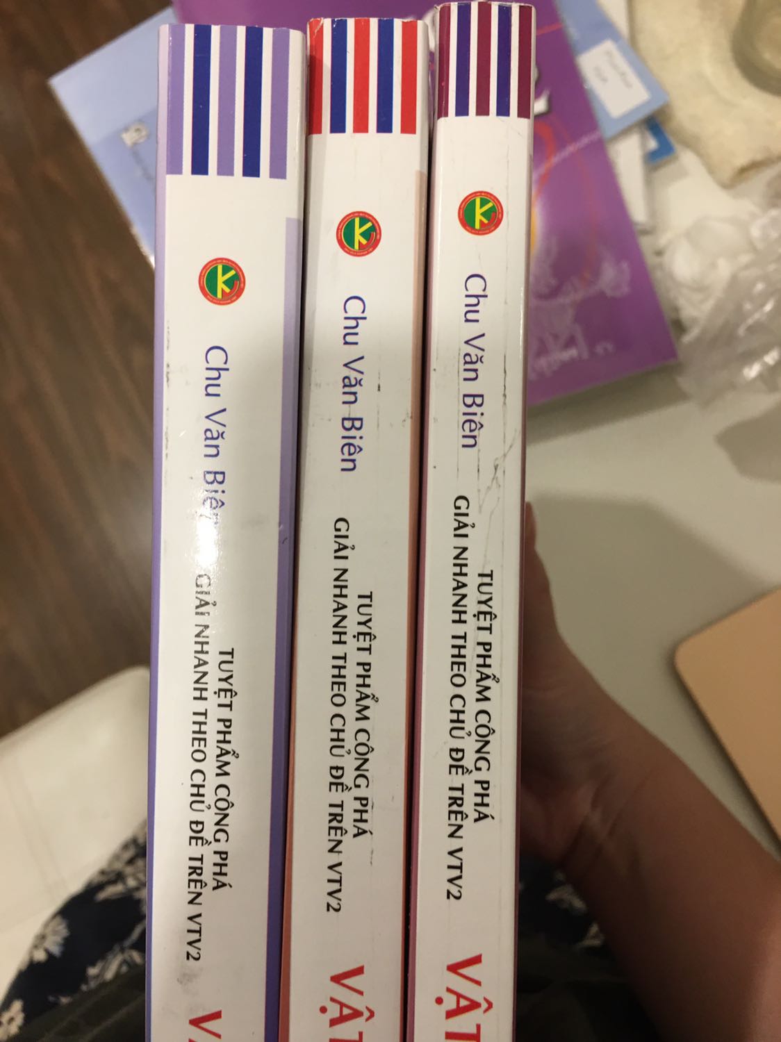 Gáy sách bị dơ và trầy xước