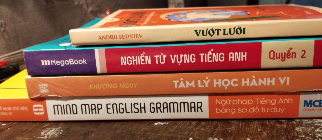 sách đẹp, chất lượng ruột sách khỏi chê
sách bị bụi bên ngoài và không còn bọc, 4 góc bìa đều bị coăn, trông lầm tưởng sách cũ