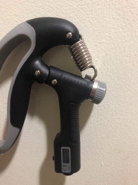 Mẫu mã, vẻ ngoài thì ok không bàn.

Nhưng ghi 100kg rõ ràng là sai, không chính xác. Vì lực bóp mình vặn mức 100kg vẫn nhẹ hơn ( thua ) cái kìm bóp max 60kg mình có trước đó. Kìm ghi 100kg này thực sự lực bóp chỉ cỡ 50kg là cùng.

Còn đồng hồ điện tử chỉ đo số lần bóp chứ không phải đo lực bóp. 

Nói chung là thất vọng.