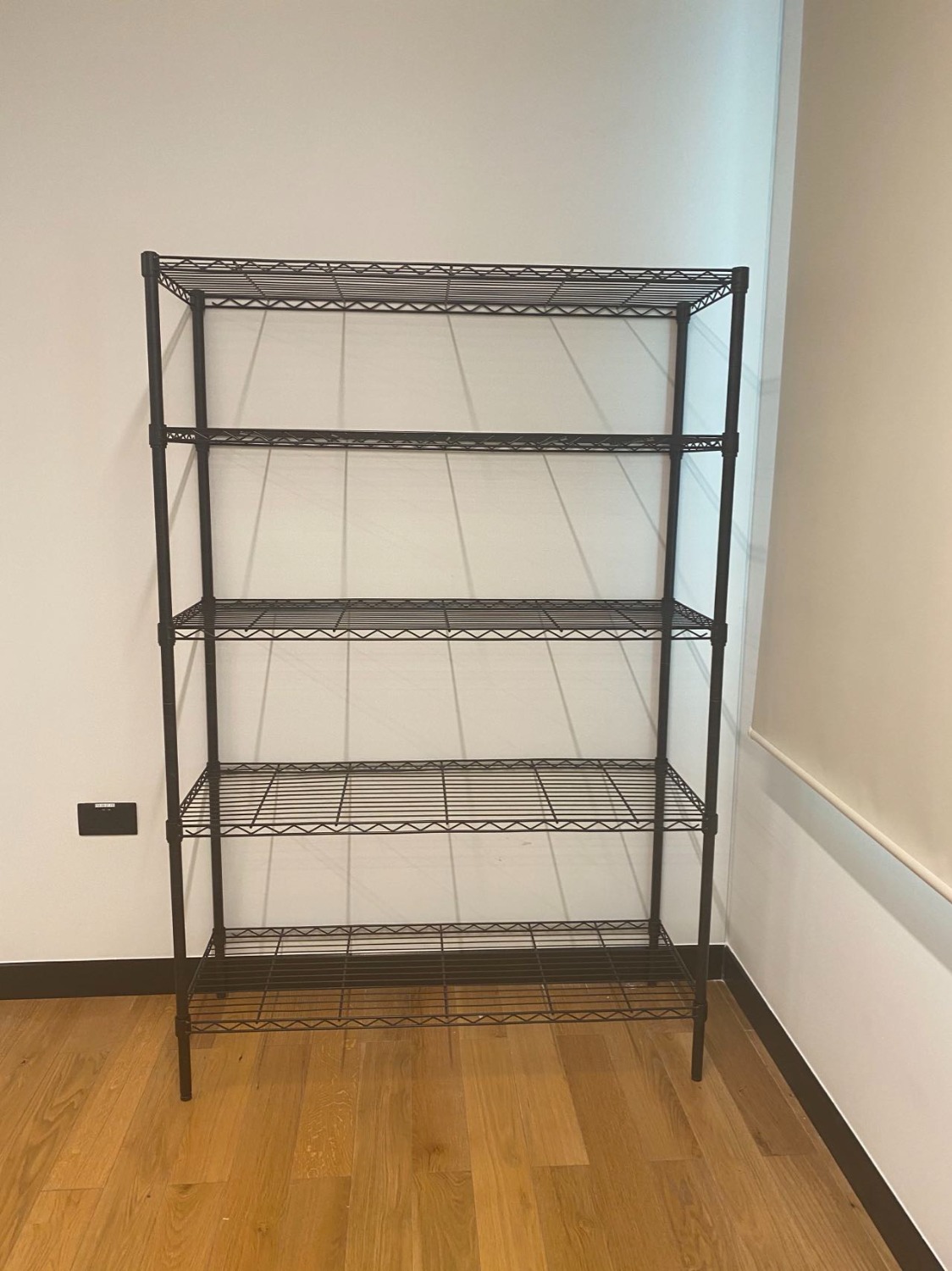 Kệ ổn, chắc chắn, dễ lắp.
Giá hơi cao nhưng chấp nhận được.