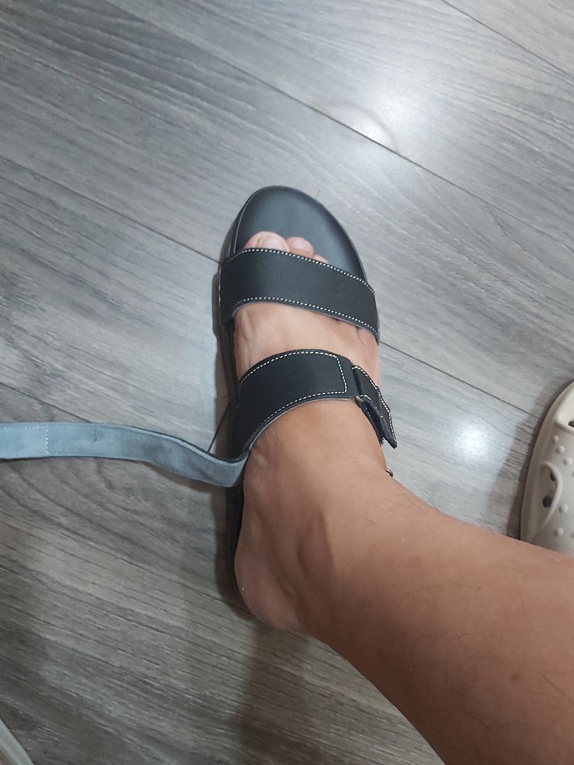 Size 43, làm không cần suy nghĩ, phía trước hẹp, không thoải mái. Chỉ là những đôi giày rẻ tiền.