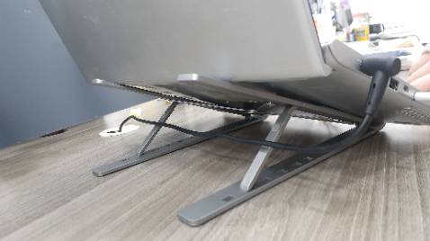 Kệ kim loại cầm chắc tay, nặng hơn những loại mình từng mua, còn tặng kèm cả túi đựng. Khá ưng!!!!