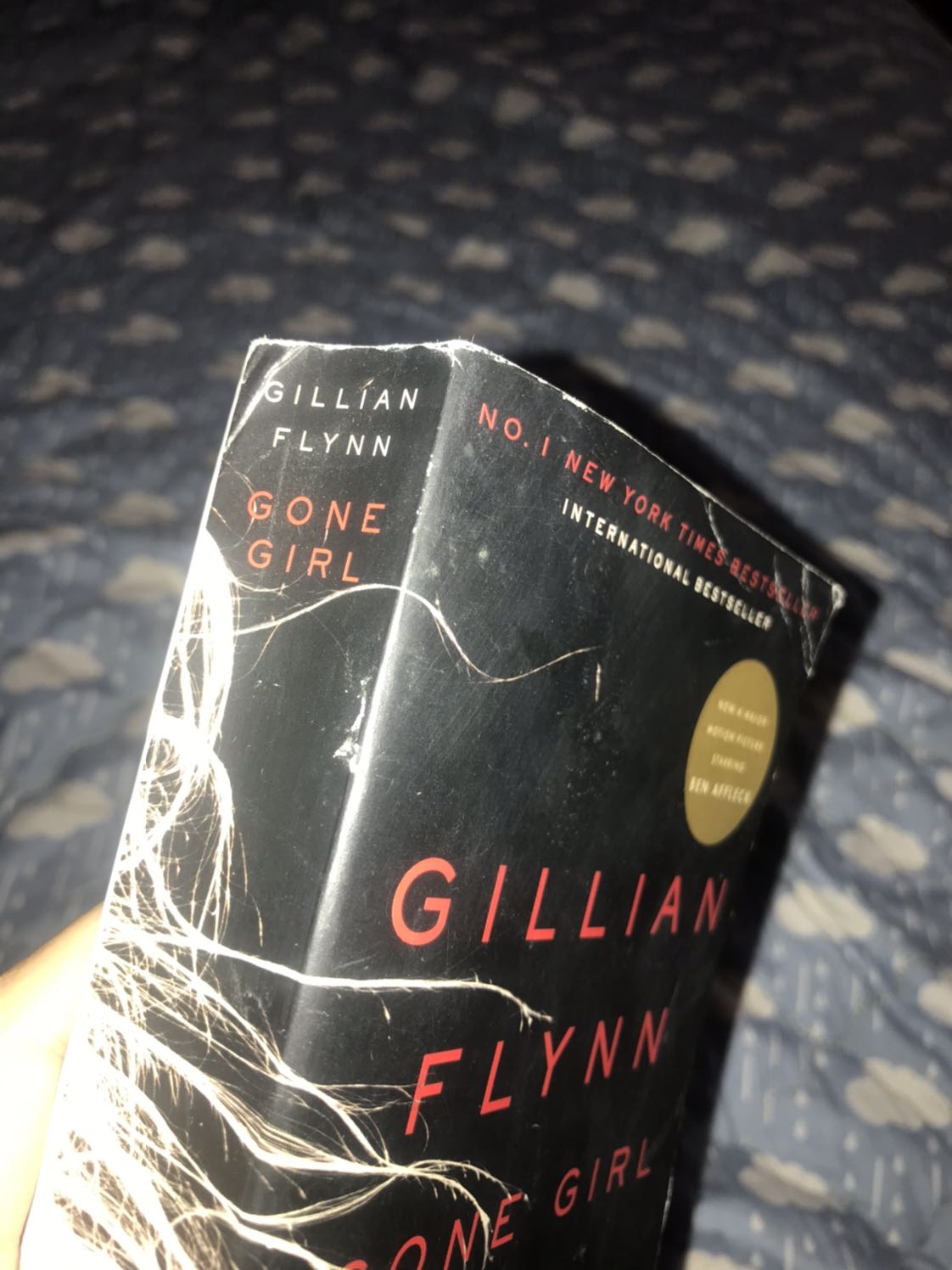 Chất lượng giấy bên trong mình không muốn đề cập vì đối với mình như vậy là ổn nhưng tiki giao cho mình một quyển sách mà bìa cũ nát, nhàu nhĩ, bụi bám khá nhiều trên bề mặt và có những vệt bẩn loang lổ. Thậm chỉ, phần gáy sách còn có một vết trầy