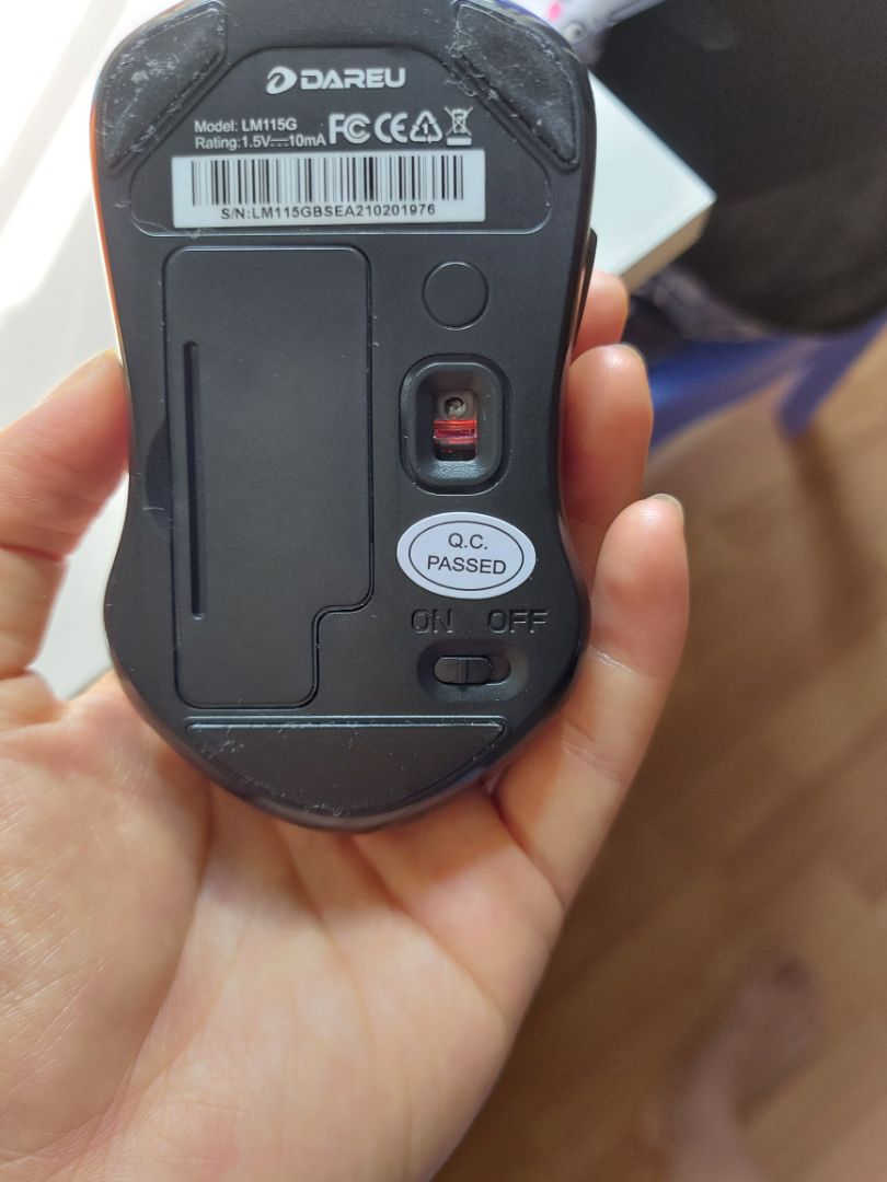 Chuột nhạy, vừa tay (mình tay con gái), thiết kế theo mình thấy là khá đẹp. Quên tắt chuột thì cũng có tự tắt luôn. Chỉ còn độ bền thì chưa *** xong. Nhận chuột thấy rất ưng so với số tiền bỏ ra