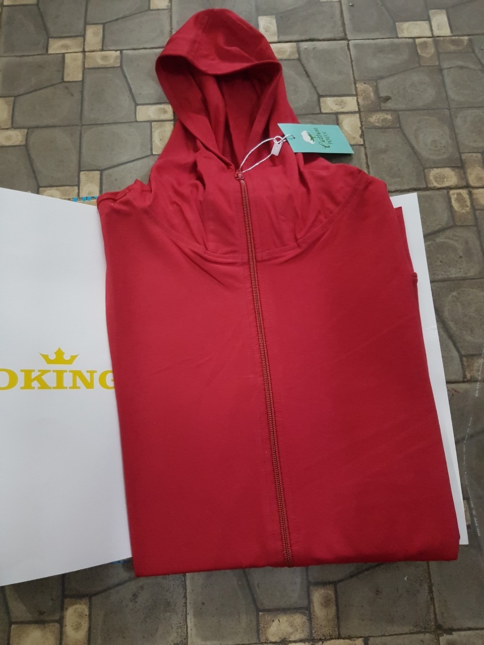 Hàng giống như hình, giặt nước đầu không bị ra màu quá nhiều, mặc thử rất thoáng mát. Shop phục vụ rất chu đáo, gửi kèm cả thư cảm ơn và hướng dẫn bảo quản áo 100% cotton. Chỉ tiếc là mặc hơi chật, nhất là phần cổ tay, túi ngoài nhỏ, giá mà màu vàng, màu đen có size lớn hơn giống màu tím cẩm  thì mình đã mua thêm luôn rồi.