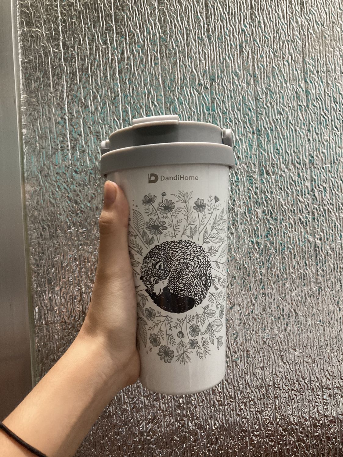 Cực kì hài lòng với chiếc ly giữ nhiệt này vì vừa giữ nhiệt tốt mà vừa nhỏ gọn, phù hợp với việc mang đi. Một điều mình rất thích nữa là ở dưới đáy ly có một lớp lót, nên khi đặt ly xuống bàn thì nghe rất nhẹ nhàng.