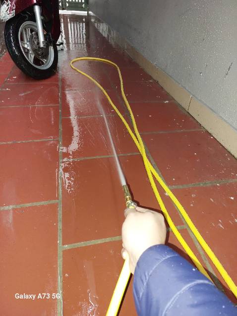 Áp lực cũng khá mạnh, tia nước phun xa, ống vừa đủ độ dài, nhỏ gọn dễ cuộn lại ,mỗi cái là hay bị gập ống , còn độ bền thì phải dùng mới biết