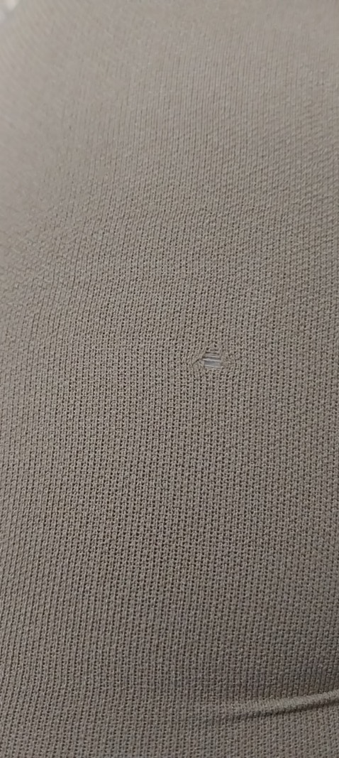 Sản phẩm khui ra đã bị lỗi. Bị rách, vui lòng đổi hàng gấp ạ. Hàng vừa nhận sáng nay.