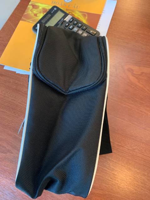 Shop dễ thương lắm, cái túi mình mua bị lỗi, mình liên hệ để đổi lại. Sau khi hỏi nguyên nhân và xem hình ảnh mình gửi. Shop gửi liền cho mình cái túi khác còn nói chị không cần gửi trả lại cái túi bị lỗi nữa. Mình nói với shop để mình trả lại cái túi bị lỗi nhưng shop  không chịu lấy về hic hic. 
Túi chắc chắn, nhìn gọn gàng nhưng đựng được khá nhiều, nên mua nếu có nhu cầu