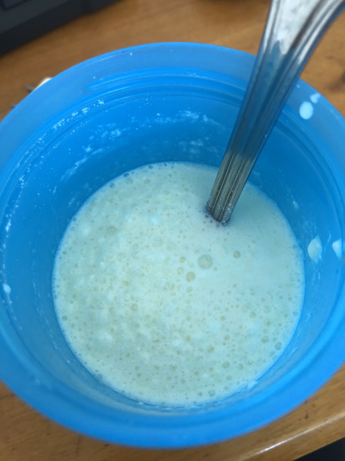 Date xa. Chất bột dễ tan, trong hình là mình pha nước lạnh (trong khi hdsd phải pha nước ấm), nhưng khuấy tầm 3’ là tan hết, nên mình đánh giá là dễ tan. Chất bột này khá giống các loại sữa bột cho trẻ em hàng nhập khẩu. Vị nhạt, thơm và dễ uống. Mới uống 1 ly nên chưa biết tăng cân hay không. Giá sale còn 54k bịch 500gr là giá chấp nhận được.