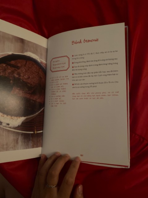 Nội dung của nó không mang tính thực tiễn nhiều mà chỉ là một cuốn sách sử dụng hình ảnh minh học Nhóc Nicolas từ ông Sempé, một số trích dẫn từ truyện qua các trang. 
Phần nội dung công thức làm bánh này, phải là những thợ bánh có nhiều kinh nghiệm dày dặn mới có thể hiểu và làm được. Đừng mua nó vì CT làm bánh vì nó sẽ không giúp bạn làm bánh thành công đâu. 
Với 5 sao thì 1 sao của tiki, 2 sao của Nhóc Nicolas còn 2 sao của phần công thức làm bánh tệ quá tệ.