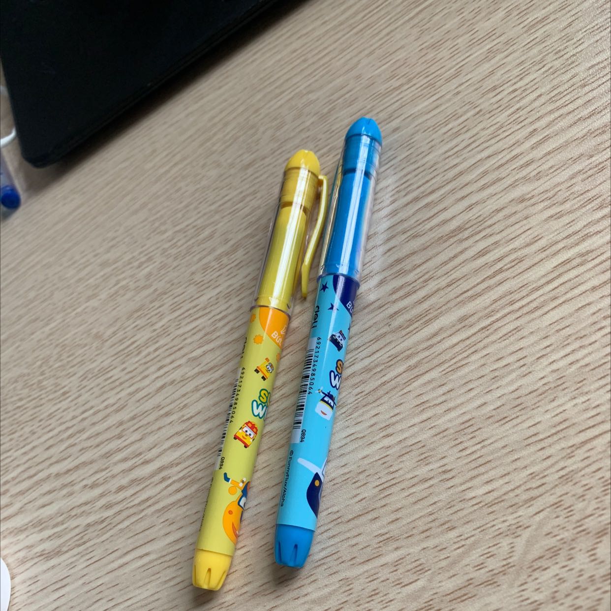 Bút đẹp giá tiền vừa phải, hãng deli thì chất lượng rất ok tuy nhiên hơi kén ống mực để thay thế. Còn nếu bơm mực thì thoải mái dùng. Màu sắc đẹp.