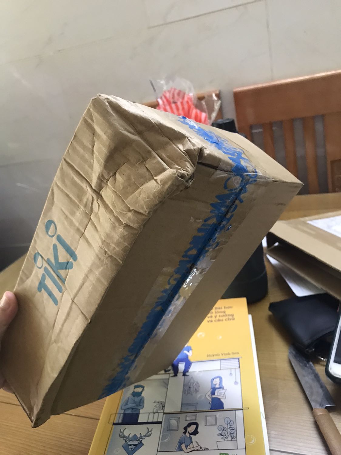 Sách của anh Sơn thì khá hay rồi, mình không có phàn nàn gì. Tuy nhiên, mình không hài lòng về chất lượng vận chuyển của Tiki hoặc Rio (mình không biết bên nào phụ trách chính). Nhưng hộp sách mình nhận về tay bị móp xọp, mở ra cuốn 90-30-20 cũng quăng góc rõ rệt, nhìn rất đau lòng :(( Mình hi vọng bên Rio sẽ cải thiện bằng cách quấn bao chống sốc cho các em sách, và bên Tiki vận chuyển nhẹ nhàng hơn một chút. Để các em sách hay bất cứ sản phẩm nào về tay người nhận cũng còn giữ nguyên được dáng vẻ xinh đẹp của nó, như vậy thì trải nghiệm dịch vụ sẽ tốt hơn rất nhiều lần.