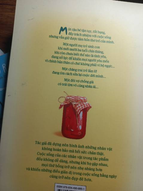 Sách mình nhận được bị bẩn kha khá ở bìa sau, trong sách không có bookmark, sách cũng không có seal bảo vệ bên ngoài. Hôm mình nhận hàng thì mưa rất to may mà sách không bị làm sao (cảm ơn đơn vị vận chuyển rấc nhiều ạaa!).
Mình rất háo hức để mở đơn nhưng nhận lại có phần hơi thất vọng xíu xiu. Mong TIKI có thể cải thiện khâu đóng gói ạaa.