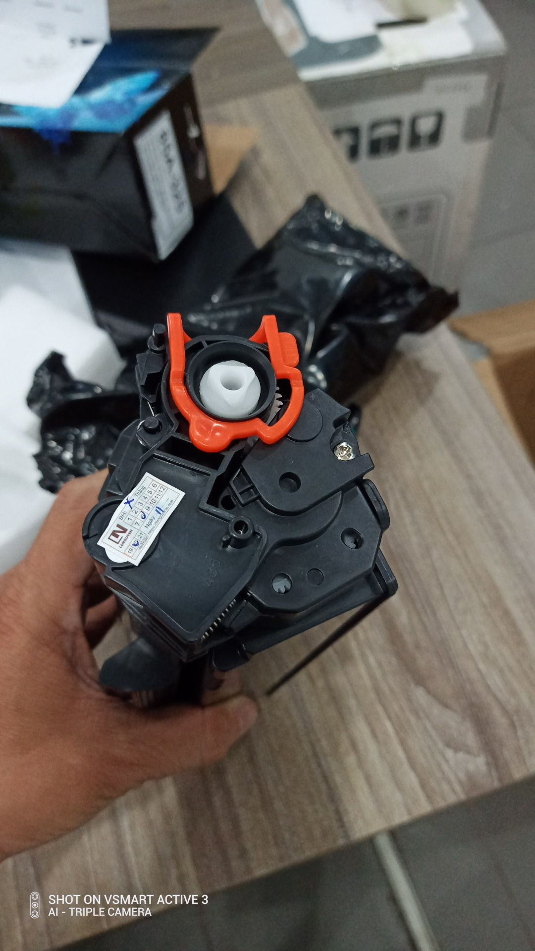 Mực in tốt. Gài hộp mực vào con 6030W hơi cứng nhưng ok hết. Hàng trong tầm giá vậy là tốt rồi. Hết mực có lẻ mua tiếp tại đây. Hàng tiki giao không chê được. Cũng cảm ơn tiki phục vụ tốt. Em giao hàng , giao ngoài giờ hành chánh. Suýt nữa ko nhận hàng hoá được. Mặc dù ghi chú giao trong giờ hành chánh. Bo luôn em 20k.