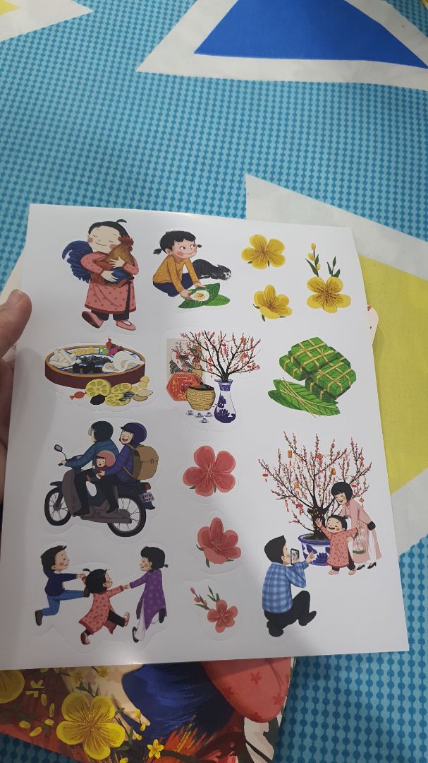 sách thiết kế hình ảnh cực kì bắt mắt và ý nghĩa. tràn ngập thông điệp ngày tết. các ghi chú bằng tiếng Anh. có tặng kèm một tấm sticker hình ảnh Tết. bé nhà mình rất thích.