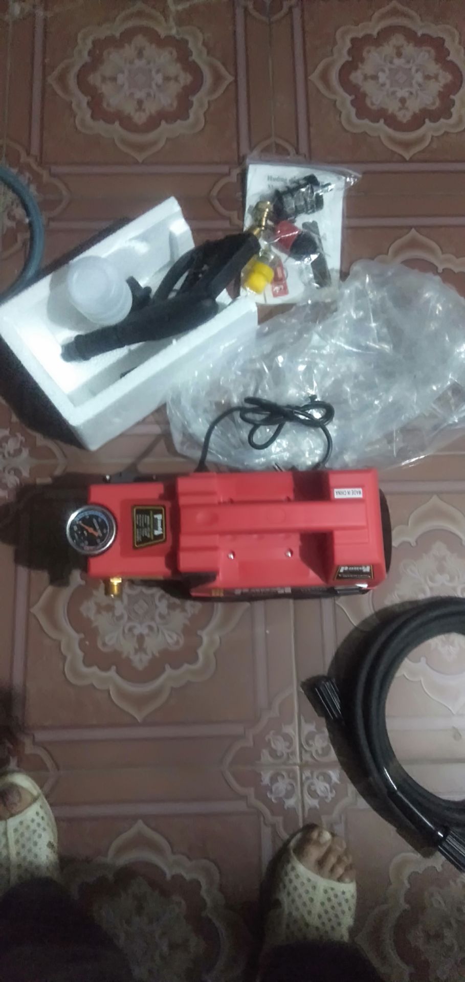 máy xịt rửa mạnh, dễ sử dụng và chạy ổn không có vấn đề gì, đầy đủ phụ kiện Theo máy. bền hay không dùng thời gian mới biết được.