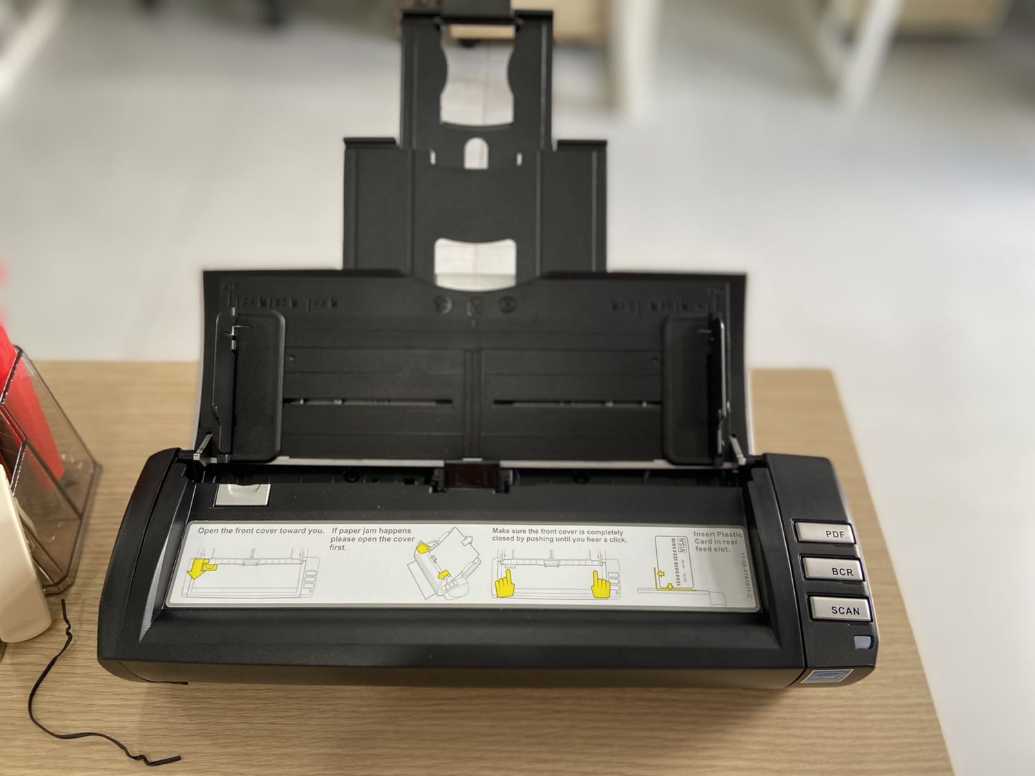 Sản phẩm nhỏ gọn, tiện dụng. 1 lần bỏ giấy scan là 20 tờ (2 mặt) scan rất nhanh, sau khi hết 20 tờ thì trong 10 giây bỏ tiếp vào để scan tiếp, nếu lo bỏ thêm vào thì máy tự stop thành file PDF