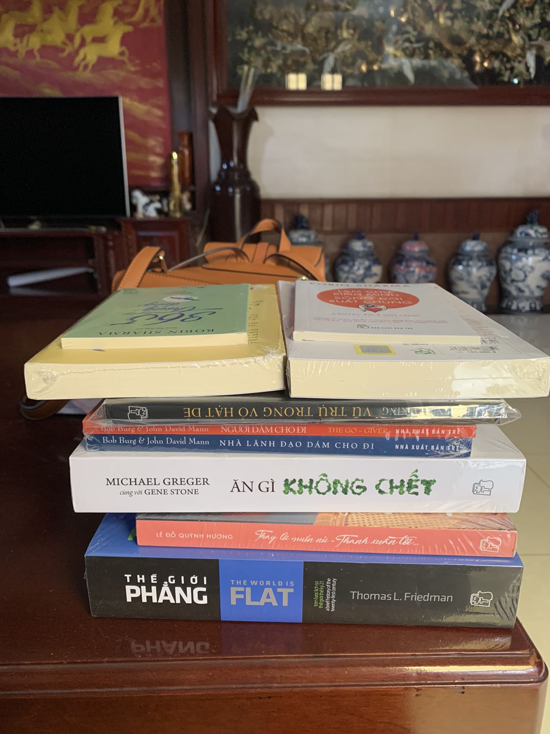 Đợt này mình mua sale 60% có kèm sổ tay. Sách của nxb trẻ lúc nào cũng rất đẹp, giấy đẹp, lần này thật sự rất hài lòng, hài lòng. Hất trong mấy năm mua sách từ tiki. Sách giảm 50,60,70% nhưng đều mới quá trời, còn nguyên màng co. Trước kình mua sách tiki cũng giảm 40,50% nhưng dù sách còn mới thì người kỹ tính như mình vẫn nhận ra là sách đã có người đọc.  Nhưng lần này thật sự ngoài mong đợi Mới đặt trưa qua chưa tới trưa mai đã có. Phấn khích dã man rợ. Đơn mình mua có giá bìa gần 1tr3 thế mà giảm giá xong được giảm thêm 20% của nxb trẻ, được giảm thêm 30k khi cà thẻ sacom nên quá đã. Nội dung thì mình chưa đọc nhưng rất thích cô Quỳnh Hương nên hi vọng sẽ hay. Thường thì mình sẽ đọc xong mới review nhưng lần này phấn khích quá, k chờ được nên review ngay cho nóng. Cảm ơn tiki và nxb trẻ  và sacombank rất nhiều! Sẽ tiếp tục ủng hộ tiki ???