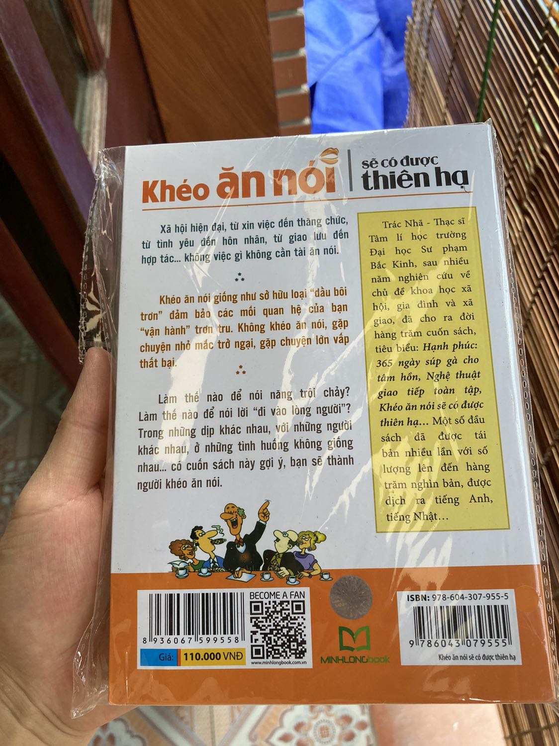 Sách dày dặn , cầm nặng tay. Tuy nhiên hộp đựng sách bên ngoài móp méo được dán băng dính sơ sài. Có hiện tượng ném vứt , sách có vết bẩn nhẹ và khi bỏ sách từ trong nilon ra. Có cảm giác vẫn hơi sạn của bụi.