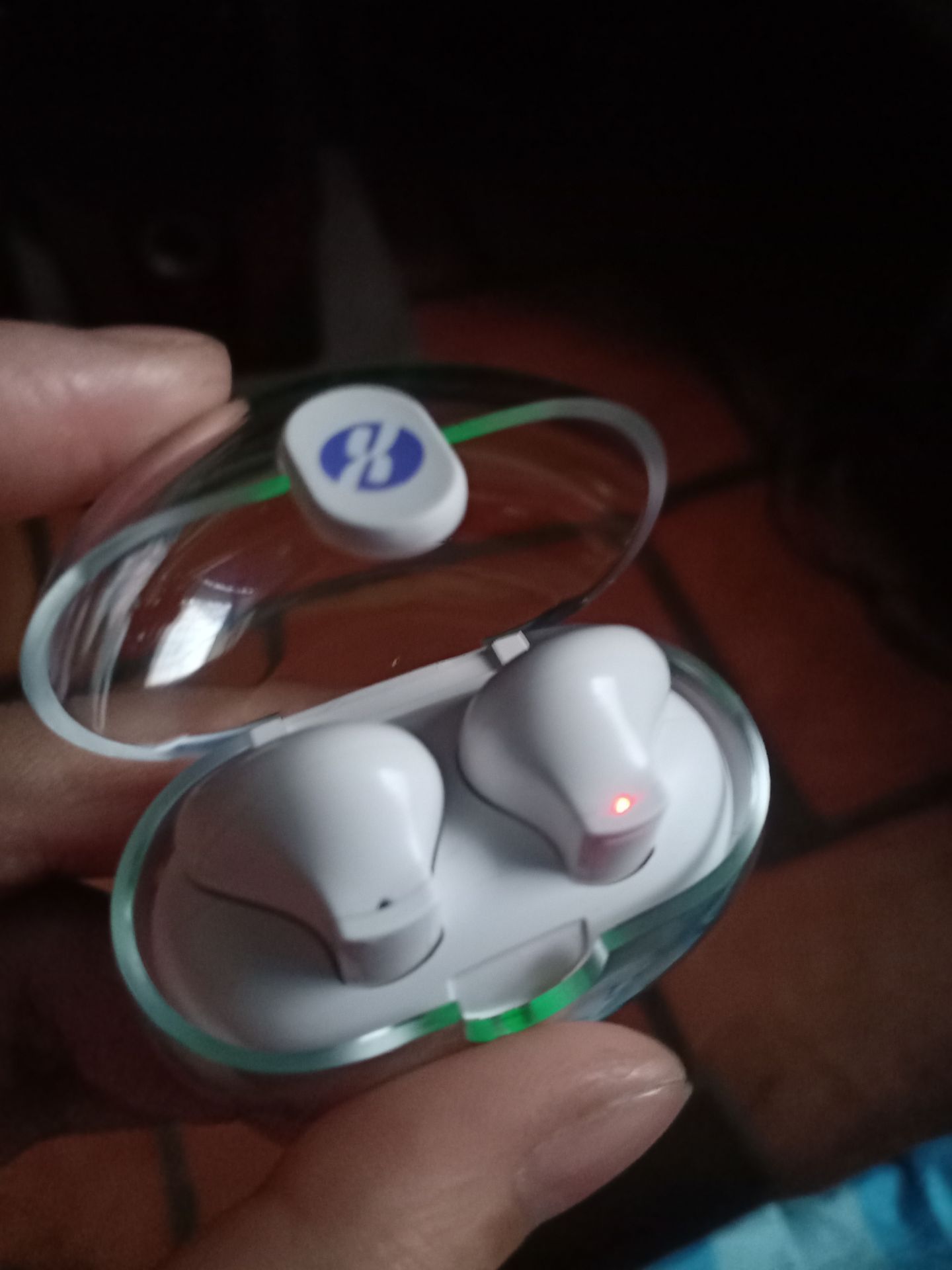 Tai nghe chỉ nghe được 1 bên dù đã được sạc đầy. sau khi đọc HDSD thì sử dụng được rất tốt. cảm ơn shop