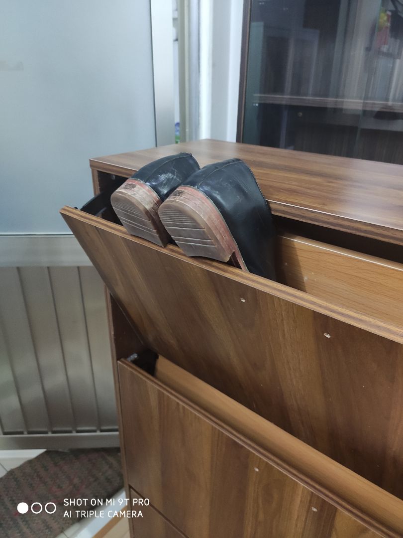 ăn cắp thiết kế, làm bằng chất liệu dỏm. kích thước khe ko dùng đc.  để giày vào ko đóng mở đc. giờ tiki tính sao chứ mua mà ko dùng đc????