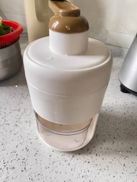 Nhỏ gọn tiện dụng, nhỏ nhưng có võ, bào đá mịn như nhung luôn. Rất hợp ăn bingsu các thứ, dễ vệ sinh rửa ráy
Ngoại quan màu sắc patel dễ nhìn