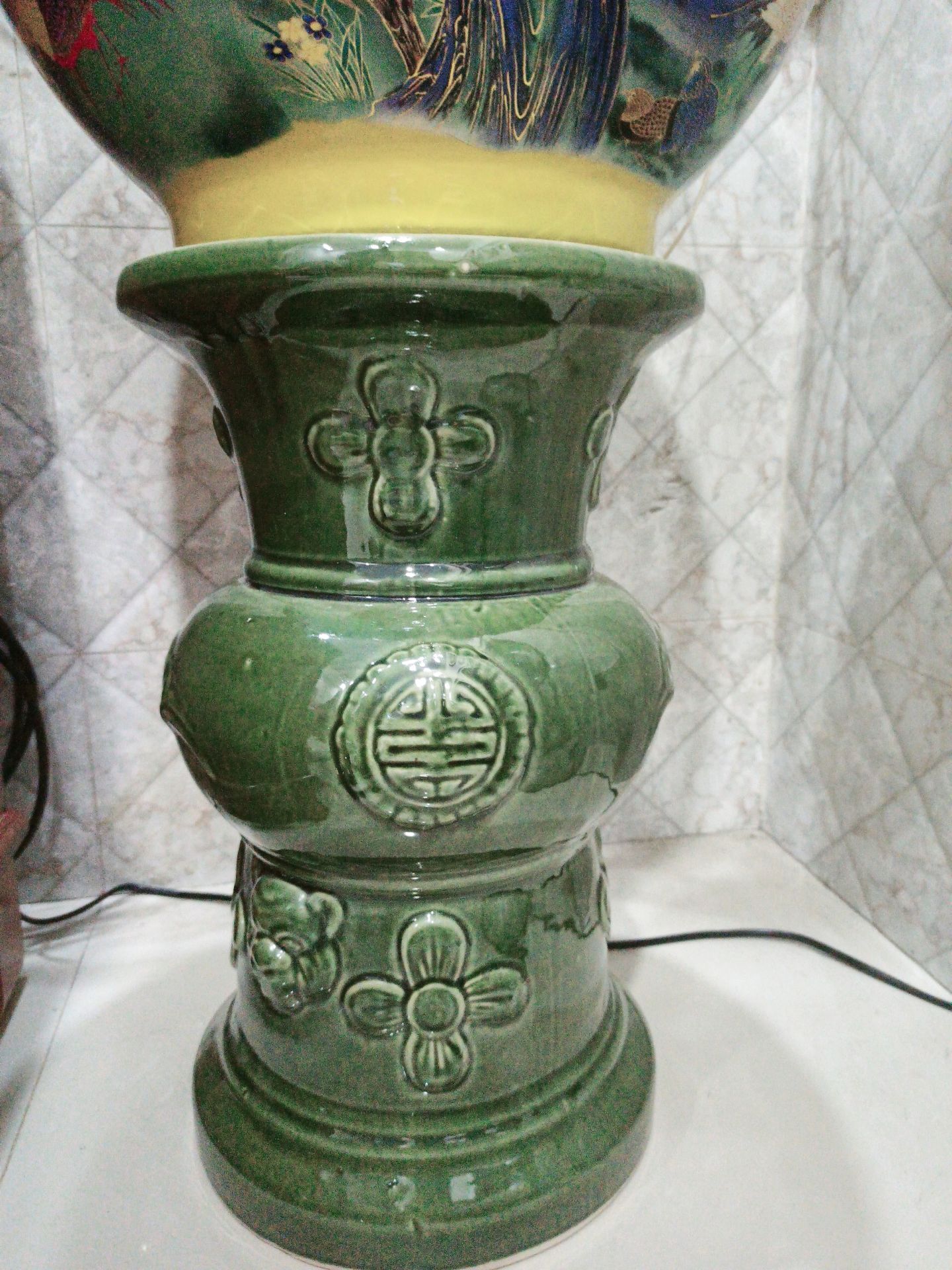 Đôn rất đẹp, chắc chắn, sắc nét, màu xanh lá nhã nhặn ! Đôn rất đẹp, chắc chắn, sắc nét, màu xanh lá nhã nhặn !