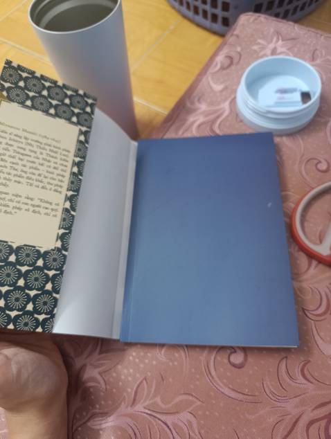 Không biết do sách in bản như vậy hay sao ta? Cứ như sách giả ý ạ 🫠🫠🫠🫠 
Thông thường sẽ in cả 2 mặt bìa ngoài lẫn bên trong ...