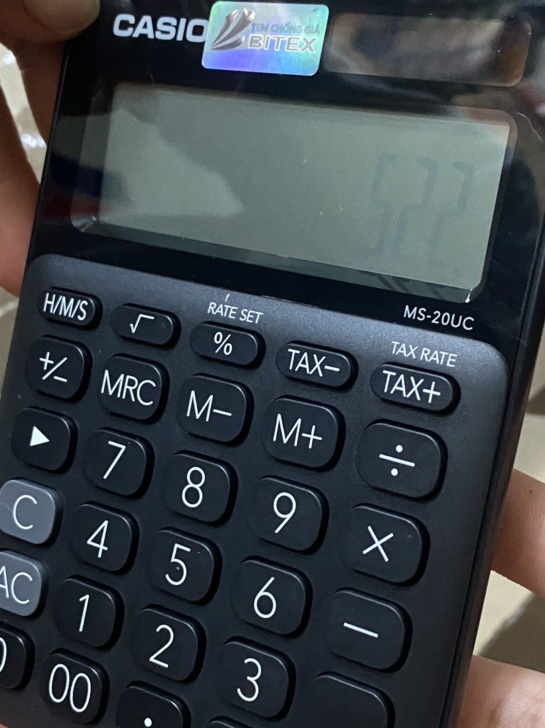 Vừa nhận hàng, dù để ngoài nắng vài phút, nhưng nó vẫn không lên số hoặc lên số rất mờ. 
Hàng chính hãng mới khui tem mà số cứ mờ căm vậy thì sao mà xài? 
Đề nghị Tiki hỗ trợ đổi trả giúp tôi. Cảm ơn!