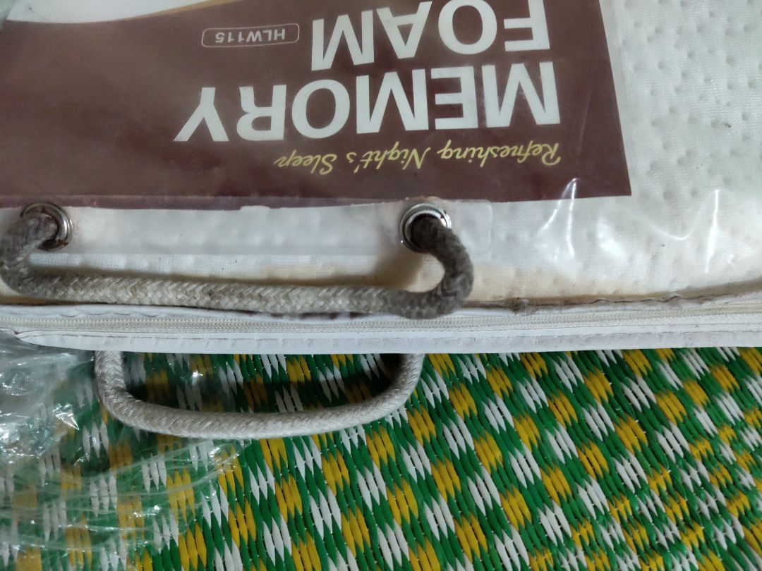 Nhận hàng trong tình trạng: Vỏ cũ mèm, bụi bảm bẩn, quai cầm vỏ mục nát màu đen. Mở khoa thấy bên trong gối cũ nát ố vàng. 
Thật không thể tin được đây là sản phẩm Lock&lock do Tiki trading cung cấp. Mình yêu cầu Tiki khẩn trương liên lạc với mình để giải quyết