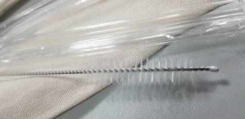 Sản phẩm trước đây (túi với dây màu trắng, bản to) và sản phẩm hiện nay. Ống thủy tinh và đồ lau chùi giống nhau, mỗi túi đựng không như lúc trước.